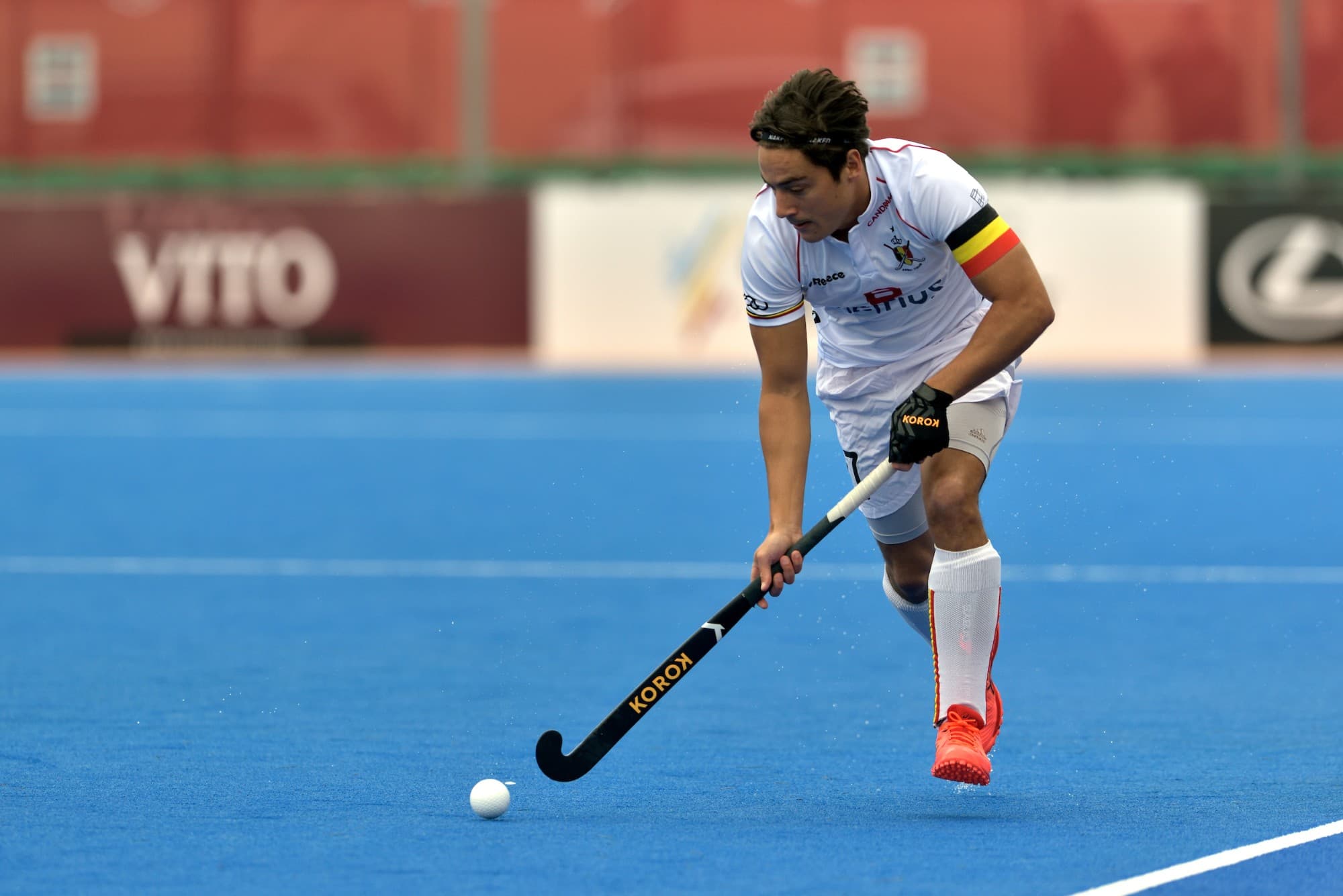 Thomas Briels aan de bal voor de Red Lions, de Belgische nationale ploeg
