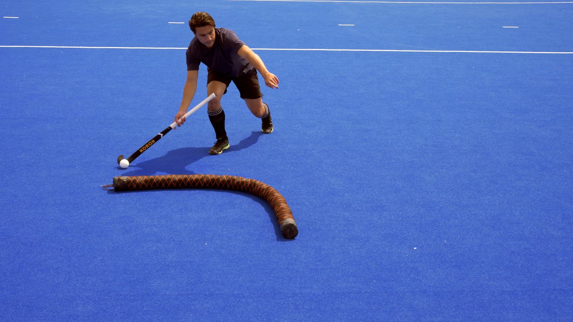 Une vidéo technique LEAD : un joueur dribble autour d'un obstacle